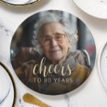 80e verjaardag Party Foto Proost Papieren Bordje<br><div class="desc">Deze aangepaste 80e verjaardagspapieren borden zijn voorzien van de foto en de verjaardag van de eregast,  samen met het woord "Cheers" in een elegant goudkleurig kalligrafieschrift. Een donker scherm zorgt ervoor dat de tekst pop wordt. Een geweldige manier om iemand te vieren die tachtig wordt!</div>