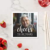 80e verjaardag Party Foto Wit Script Cheers Servet (Insitu)