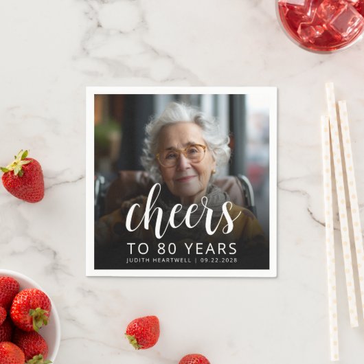 80e verjaardag Party Foto Wit Script Cheers Servet (Insitu)