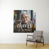 80e verjaardag Party Foto Wit Script Cheers Wandkleed (In situ)