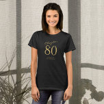 80e verjaardag Party Goud Script Zwart T-shirt<br><div class="desc">Vier een 80ste verjaardag met dit stijlvolle en gepersonaliseerde T-shirt! Perfect voor het verzamelen van al uw familie en vrienden samen voor een speciale gelegenheid, dit shirt is ontworpen om gemakkelijk te personaliseren. Met een luxe gouden script. Maak je klaar om in stijl te feesten met dit speciale 80e verjaardag...</div>