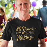 80e verjaardag Retro 80 jaar in de maak T-shirt<br><div class="desc">Retro 80e verjaardag T-shirt met de titel 80 JAAR IN DE MAAK gepersonaliseerd met zijn of haar geboortejaar binnen het ontwerp in goud op uw keuze van de stof kleur en kleding stijl. ASSISTENTIE: Voor hulp bij ontwerpwijziging of personalisatie, kleurverandering, het formaat wijzigen, het ontwerp overbrengen naar een ander product...</div>