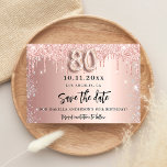 80e verjaardag roos goud zilver behalve datum aankondigingskaart<br><div class="desc">A Sparen de Datum voor een 80e verjaardagsfeestje. Roos gouden gradiëntachtergrond versierd met roos goud en faux zilveren glitterdruppels. Pas een datum en een naam/tekst aan en voeg deze toe. De tekst: Sparen de Datum wordt geschreven met een groot trendy hand lettered stijlmanuscript met swashes. Nummer 80 met een ballonstijllettertype....</div>