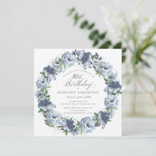 80e verjaardag Stoffige Blauwe Bloemkrans Kaart (Staand voorkant)