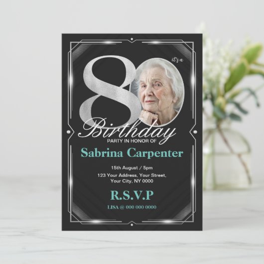80e verjaardag Zilver en Zwart Uitnodiging (Staand voorkant)