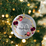 80e verjaardag zilveren floralen geometrische burg keramisch ornament<br><div class="desc">Een 80e verjaardagsornament met sjablonen voor een naam,  datum,  en leeftijd 80. Trendy bohemian boho style. Verkleurd met waterkleurige rozen in de Bourgogne en roze. Glamoureus,  glanzend zilveren metalen achtergrond op zowel voor- als achterzijde. Een vals goud geometrisch lijst. Perfect zowel als een verjaardagscadeau,  als een feestbejaardenversiering.</div>