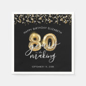80e verjaardag zwart goud script ballon streamers servet (Voorkant)