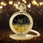 80e verjaardag zwarte gouden naam elegante boog zakhorloge<br><div class="desc">Elegant,  klassiek,  glamoureus en vrouwelijk. Een faux goudkleurige boog. Zwarte achtergrond. Sjablonen voor haar naam en de leeftijd van 80 jaar. De naam is geschreven met een modern handgeschreven stijlschrift. Goudkleurige nummers van 9 tot 3.</div>