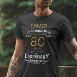 80e verjaardag zwarte witte gouden Mannen T-shirt<br><div class="desc">Viel de 80ste verjaardag van je geliefde met stijl! Ons aangepaste T-shirt voor zwart en goud is de perfecte aanvulling op hun speciale dag. Deze zachte en comfortabele T-shirt met een stijl zorgt ervoor dat ze zich speciaal voelen als ze deze mijlpaal gedenken. Of je speciaal iemand een fan is...</div>