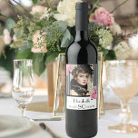 80e verjaardag zwarte witte strepen foto van flora wijn etiket<br><div class="desc">Voor een elegant en leuk 80ste verjaardagsfeestje. Klassieke dunne zwarte en witte verticale strepen als achtergrond. Met dunne en vrouwelijke bloemen,  roze rozen en pinda's als decoratie. Een lijst vooraan met sjabloon voor de leeftijd van 80,  een naam en data. Sjabloon voor je eigen verticale foto.</div>