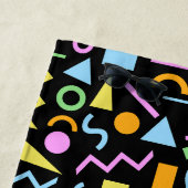 80s Stijl Vorm RPT Patroon Kleur op Zwart Strandlaken (In situ)