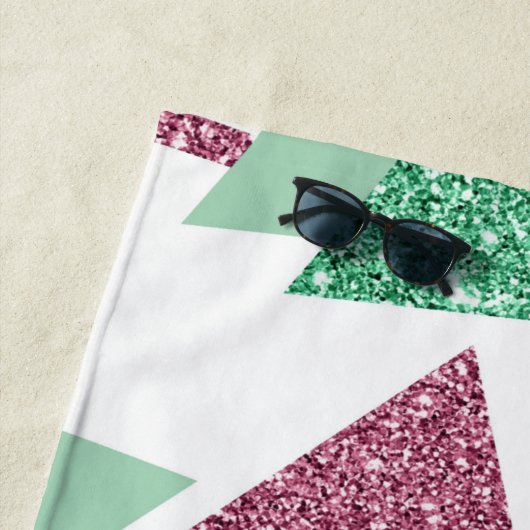 80s Vers Abstract | Roze en Groen Vormenpatroon Strandlaken (In situ)