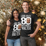 80ste verjaardagsmono bekijk 80 aangepaste foto en t-shirt<br><div class="desc">80ste verjaardag mono, wit uit, kijk wie 80 aangepaste foto is en noem t-shirt. Fun 80e gepersonaliseerde foto, wit verjaardagsontwerp t-shirt. Geef dit verjaardagscentrum een persoonlijke foto van het verjaardagsjongetje of -meisje in het midden van het nummer 0. Geweldig idee om wat plezier toe te voegen aan een mijlpaal 80-jarig...</div>