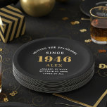 80ste Verjaardagsnaam 1944 Zwart Goud Elegant Chic Papieren Bordje<br><div class="desc">Geavanceerde 80e Verjaardag Unieke Black & Gold Party Paper Borden. Het vieren van een mijlpaal zou een gedenkwaardige ervaring moeten zijn, en welke betere manier om dat te garanderen dan met onze geavanceerde zwart-gouden 80th Birthday Party Paper-Borden? Deze borden zijn ontworpen in strak zwart met een elegant goudhoogtepunt en zijn...</div>