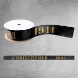 80ste Verjaardagsnaam 1944 Zwart Goud Elegant Chic Satijnen Lint<br><div class="desc">80th Birthday Zwart Goud Elegant Chique Satijnen Lint Geboren 1944 - Gepersonaliseerde Viering Accessoire. Wees een showstopper op je verjaardagsbash met onze 80ste verjaardagsnaam 1944 Black Gold Elegant Chic Satin Ribbon! Verfraaid met prachtig zwart en goud, spreekt dit satijnen lint boekdelen over uw unieke stijl en verfijnde smaak. Elke centimeter...</div>