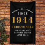 80th Birthday Born 1944 Naam toevoegen Zwart Goud Spandoek<br><div class="desc">80th Birthday Party Wall Banner - zwart en goud decoratief stuk. Vier een indrukwekkende mijlpaal met onze 80ste verjaardag Party Wall Banner. Deze one-of-a-kind zwarte en gouden banner is niet alleen een decoratie, het is een statement piece. aan uw voorkeuren, is het een elegante en leuke manier om het begin...</div>