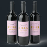 80th Birthday Born 1945 Voeg naam toe Pink Grey Wijn Etiket<br><div class="desc">Gepersonaliseerde Verjaardag voeg jouw naam en jaar mousserende wijn label toe. Bewerk de naam en het jaar met de sjabloon. Een prachtig custom roze verjaardagsfeestje item. Meer geschenken en feestartikelen zijn verkrijgbaar met het ontwerp "normen stellen" in de winkel.</div>