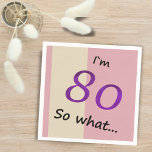 80th Birthday Funny I'm 80 zo Motivatie Servet<br><div class="desc">Roze en beige papieren servetten voor iemand die zijn 80e verjaardag viert. Het komt met een grappige en motivatie quote Ik ben 80 zo wat,  en is ideaal voor een persoon met een gevoel van humor. De kleuren zijn geweldig voor haar.</div>