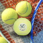 80th Birthday Funny I'm 80 zo Motivatie Tennisballen<br><div class="desc">Deze tennisballen zijn perfect voor iemand die 80ste verjaardag viert. Ze komen met een grappige en motivatie quote 80,  dus wat,  en zijn perfect voor een persoon met een gevoel van humor. Geweldig als cadeau. U kunt het leeftijdsnummer wijzigen.</div>