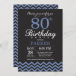 80th Birthday Invitation Black and Blue Kaart<br><div class="desc">80e verjaardag uitnodiging met zwarte en blauwe Chevron. Chalkboard. Volwassen verjaardag. Man of vrouwen uitgenodigd. Voor verdere aanpassing,  te klikken gelieve de knoop "van de Aanpassing het"en ons ontwerphulpmiddel te gebruiken om deze sjabloon te wijzigen.</div>