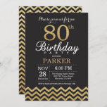 80th Birthday Invitation Black en Gold Glitter Kaart<br><div class="desc">80e verjaardag uitnodiging met Black en Gold Glitter Chevron. Chalkboard. Volwassen verjaardag. Man of vrouwen uitgenodigd. Voor verdere aanpassing,  te klikken gelieve de knoop "van de Aanpassing het"en ons ontwerphulpmiddel te gebruiken om deze sjabloon te wijzigen.</div>