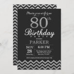 80th Birthday Invitation Black en Silver Glitter Kaart<br><div class="desc">80e verjaardag uitnodiging met Black en Silver Glitter Chevron. Chalkboard. Volwassen verjaardag. Man of vrouwen uitgenodigd. Voor verdere aanpassing,  te klikken gelieve de knoop "van de Aanpassing het"en ons ontwerphulpmiddel te gebruiken om deze sjabloon te wijzigen.</div>