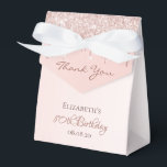 80th Birthday roos gold glitter glam dank u Bedankdoosjes<br><div class="desc">Elegant,  klassiek,  glamoureus en meisje voor een 80ste verjaardag. Roos goudmeter,  gradiëntachtergrond. Met de tekst: 80th Birthday en Dank U schreef met een modern donker roos gekleurd hand lettered stijlmanuscript. Sjabloon voor naam en datum.</div>