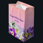 80th Birthday roze paarse florals monogram naam Medium Cadeauzakje<br><div class="desc">Een elegante roze en perzikkleurige achtergrond en een rand van paarse,  paarse en witte waterkleurige slipjes. Paarse handgeschreven stijlschrift en de tekst: Happy 80th Birthday! Sjabloon voor een naam.</div>