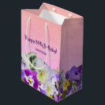 80th Birthday roze paarse florals monogram naam Medium Cadeauzakje<br><div class="desc">Een elegante roze en perzikkleurige achtergrond en een rand van paarse,  paarse en witte waterkleurige slipjes. Paarse handgeschreven stijlschrift en de tekst: Happy 80th Birthday! Sjabloon voor een naam.</div>