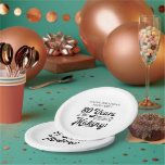 80th of Any Birthday Retro 80 Years in the Making Papieren Bordje<br><div class="desc">Retro 80th of om het even welke verjaardagsgepersonaliseerde borden van het partijdocument die een retro de typografie van het grafiekmanuscript titel 80 JAREN IN HET MAKEN kenmerken die zijn of haar geboortejaar binnen het ontwerp en uw douane tekst-allen in uw keus van kleuren om met uw beroemingsthema coördineren opnemen. WIJZIGINGEN:...</div>