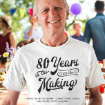 80th of Om het even welke Verjaardag Retro Jaren i T-shirt<br><div class="desc">Retro 80th (of elke leeftijd) t-shirt of kledingkeuze met een retro kalligrafie script typografie titel 80 JAAR IN THE MAKING gepersonaliseerd met hun geboortejaar binnen het ontwerp - allemaal in uw keuze van kleuren om show op uw keuze van kledingstijl of kleur. ASSISTENTIE: Voor hulp bij het aanpassen of personaliseren...</div>