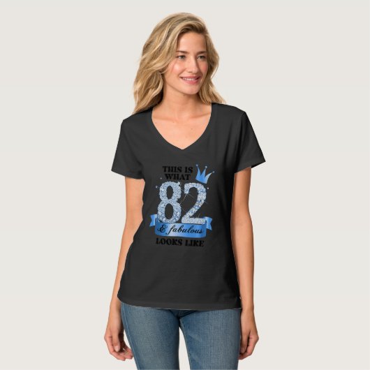 82 & Fabulous I Blue White Party Group Candid Phot T-shirt (Voorkant volledig)
