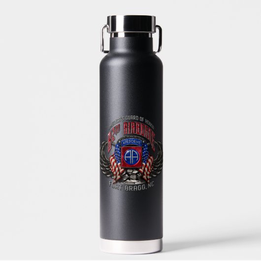 82e Airborne Fort Bragg Zwart 22 oz Fles (Voorkant)
