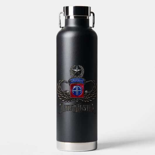 82e Airborne Jumpmaster Zwart 32 oz Fles (Voorkant)