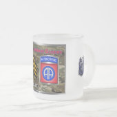 82e brigadier van de Luchtvaartdivisie Matglas Koffiemok (Voorkant rechts)