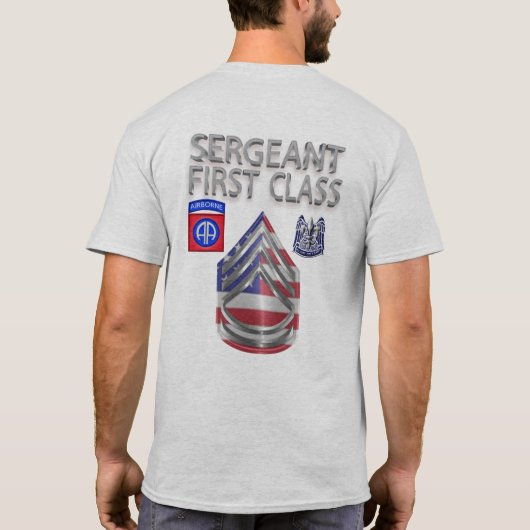 82e divisie sergeant eerste klas t-shirt (Achterkant)