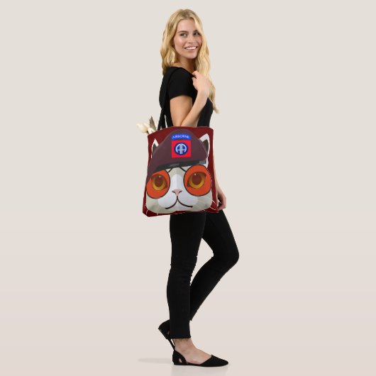 82e Kat Kat. Tote Bag (Op model)