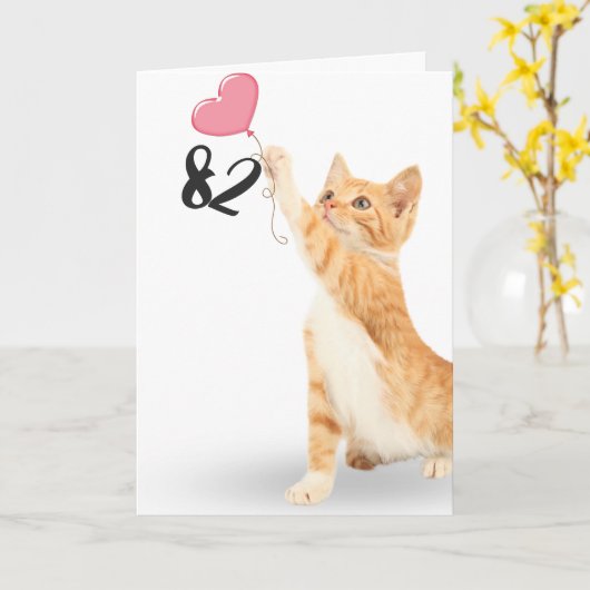 82e verjaardag tabby kat met hartballon kaart (Gele Bloem)