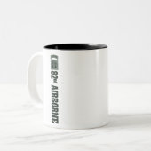 82e vliegbaan tweekleurige koffiemok (Voorkant links)