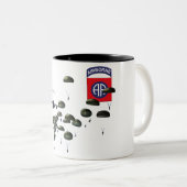 82e vliegende paratroopers tweekleurige koffiemok (Voorkant rechts)
