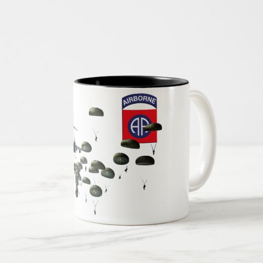82e vliegende paratroopers tweekleurige koffiemok (Voorkant rechts)