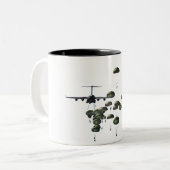 82e vliegende paratroopers tweekleurige koffiemok (Voorkant links)