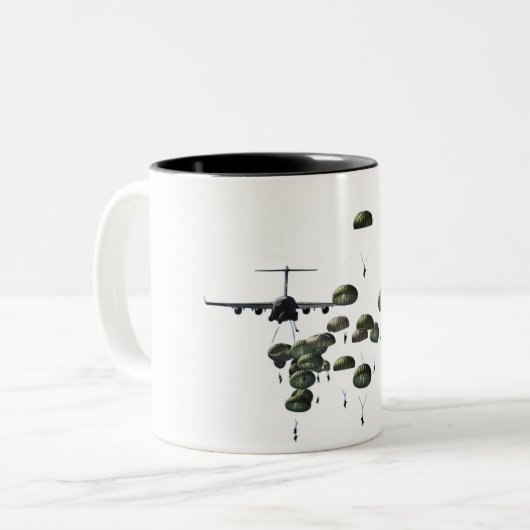 82e vliegende paratroopers tweekleurige koffiemok (Voorkant links)