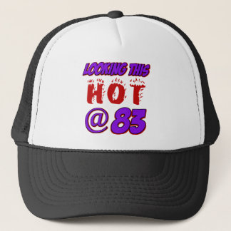 83-jarige design trucker pet