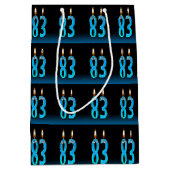 83e verjaardag met oogkaarsen medium cadeauzakje (Voorkant)