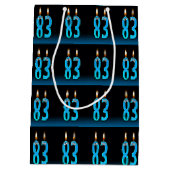 83e verjaardag met oogkaarsen medium cadeauzakje (Achterkant)