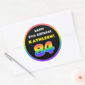 84e verjaardag: kleurrijke regenboog # 84, aangepa ronde sticker (Envelop)