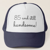 85 en nog steeds handig Fun 85th Birthday Quote Trucker Pet (Voorkant)