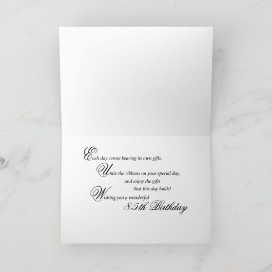 85 jaar oude vogelcadeautjes en gelilies kaart (Binnen)