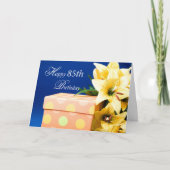 85 jaar oude vogelcadeautjes en gelilies kaart (Voorkant)